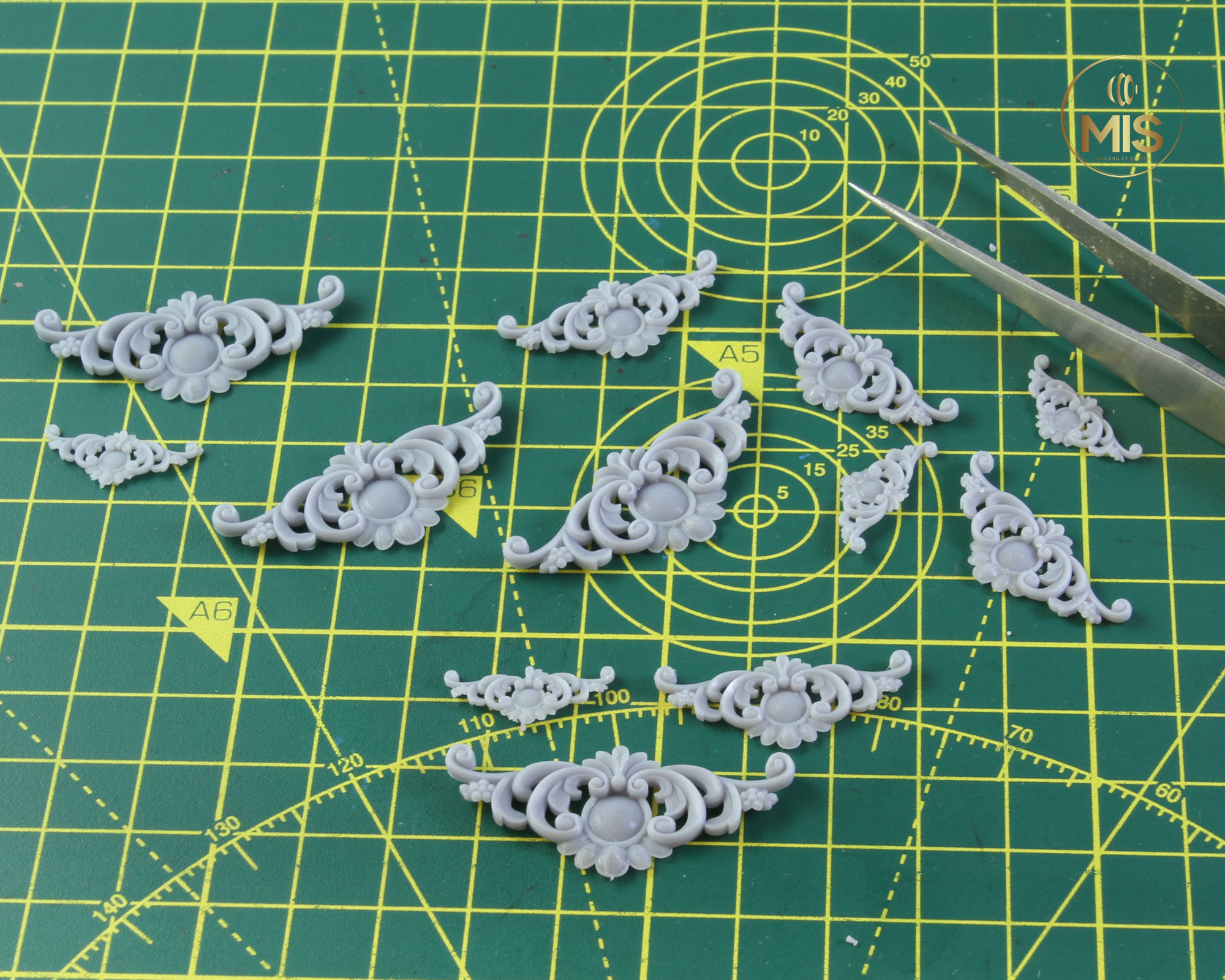 1:12th scale detailed miniature ornamental baroque style moulding - unpainted 1/12